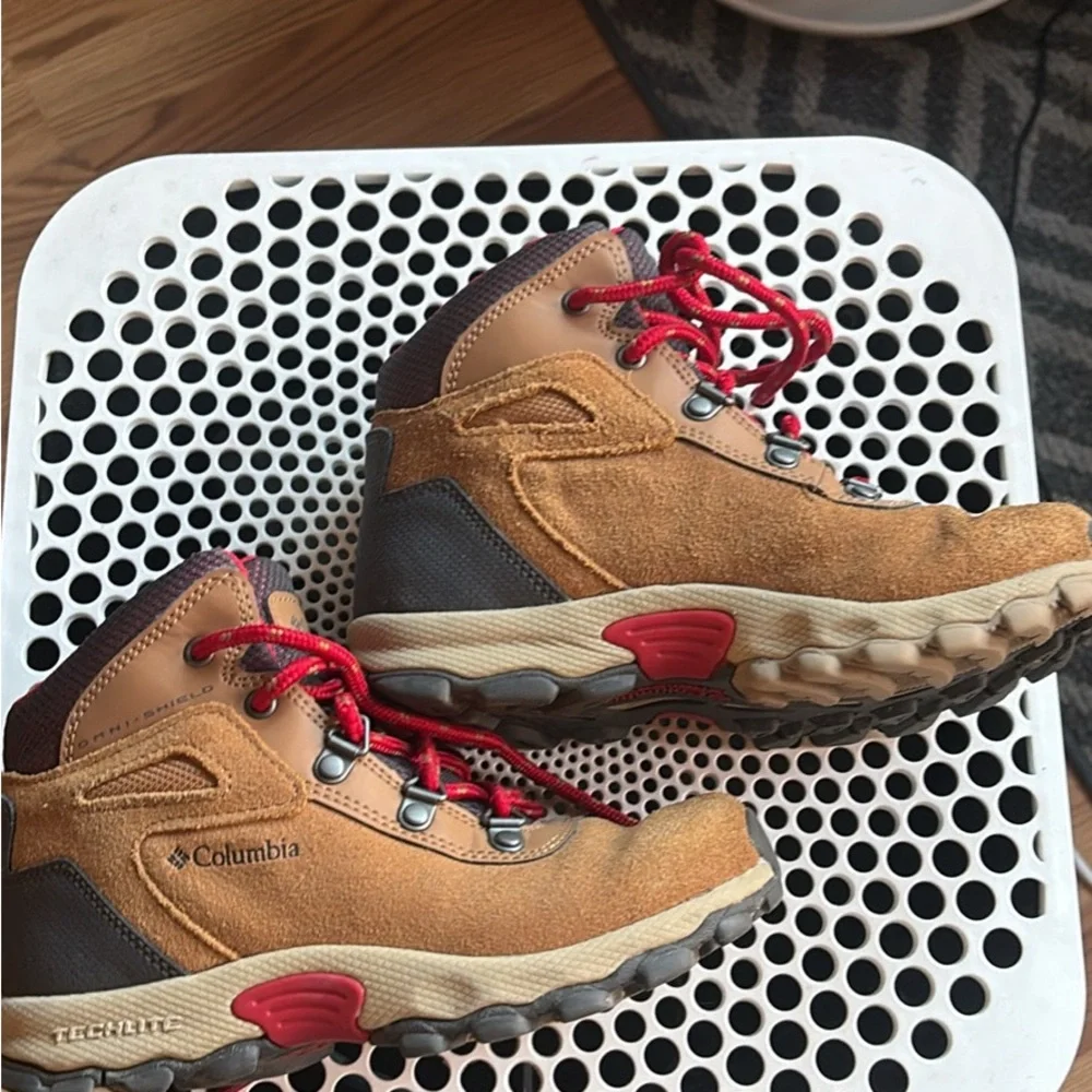 Columbia Kids Tan Brown Boots with Red Laces